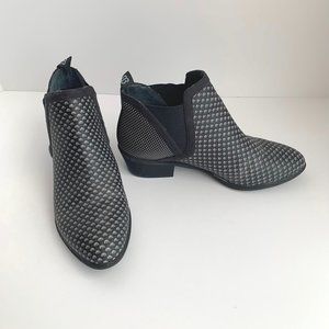 Betabrand Tennis Western Waterproof Black & Silver Ankle Boots Size 6
